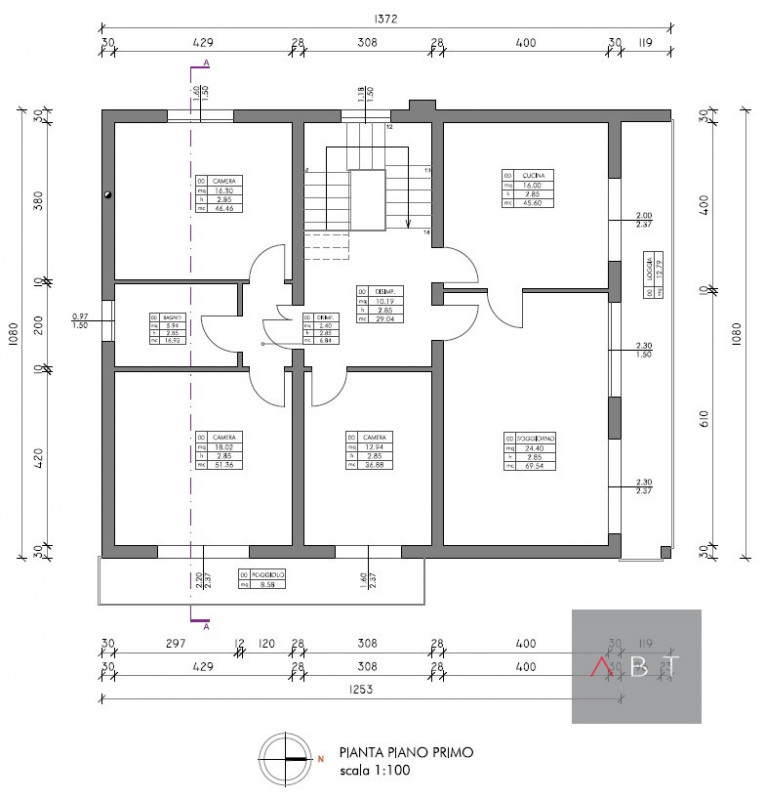 Situata a circa 700 m dal centro paese, casa singola composta di: ingresso, due cucine, soggiorno...