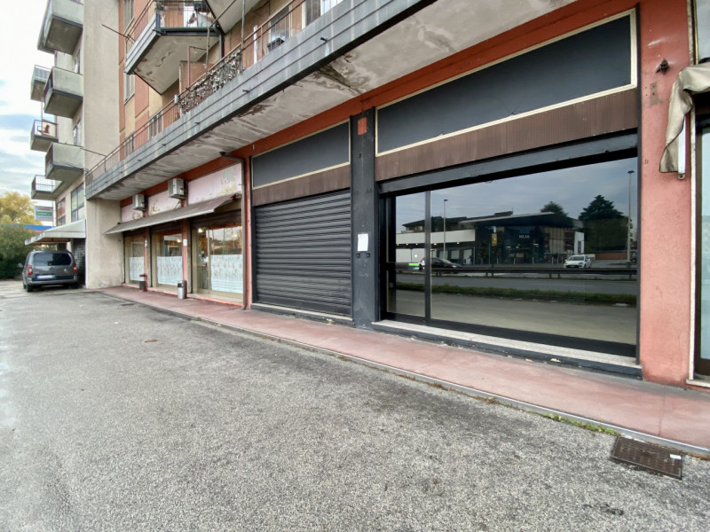 In una delle zone più strategiche di Vicenza proponiamo in vendita un ampio locale commerciale di...