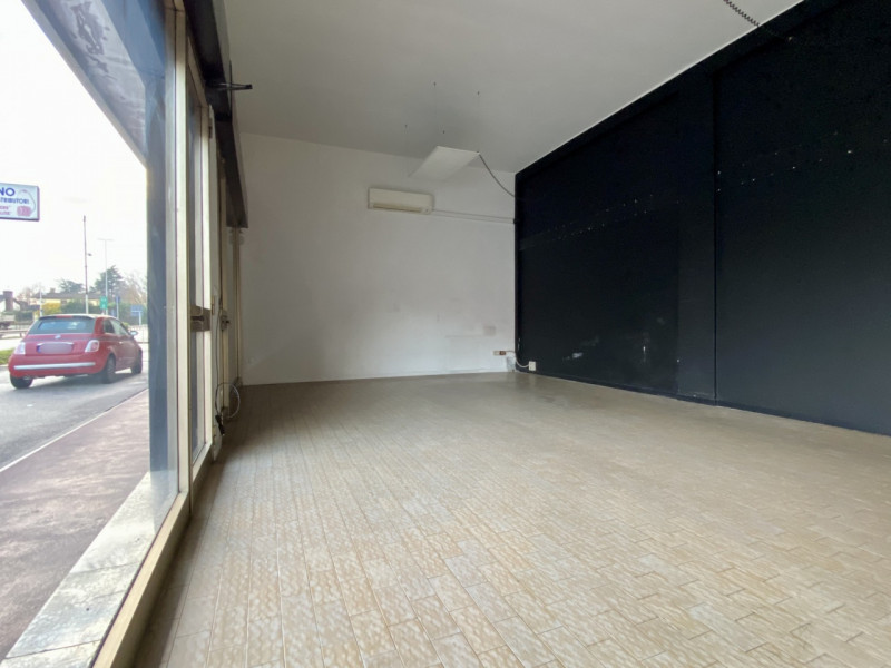 In una delle zone più strategiche di Vicenza proponiamo in vendita un ampio locale commerciale di...