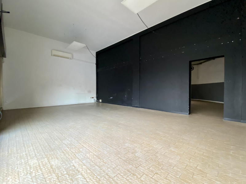 In una delle zone più strategiche di Vicenza proponiamo in vendita un ampio locale commerciale di...