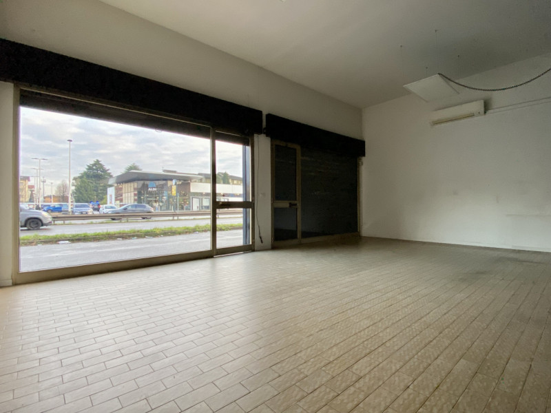 In una delle zone più strategiche di Vicenza proponiamo in vendita un ampio locale commerciale di...