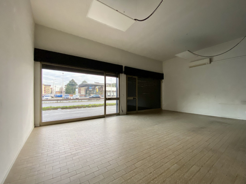 In una delle zone più strategiche di Vicenza proponiamo in vendita un ampio locale commerciale di...