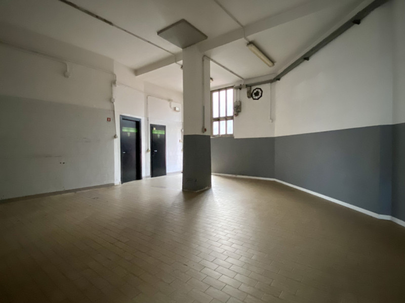 In una delle zone più strategiche di Vicenza proponiamo in vendita un ampio locale commerciale di...