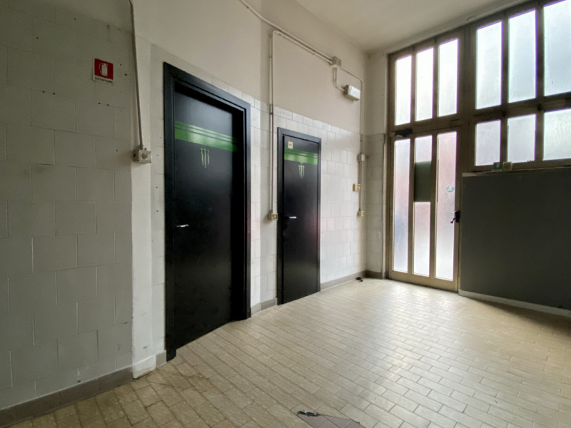 In una delle zone più strategiche di Vicenza proponiamo in vendita un ampio locale commerciale di...