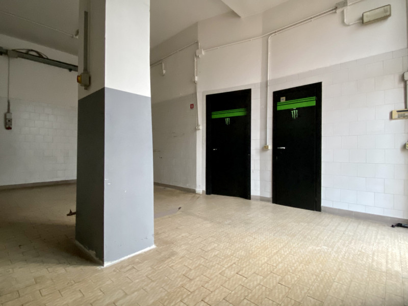 In una delle zone più strategiche di Vicenza proponiamo in vendita un ampio locale commerciale di...