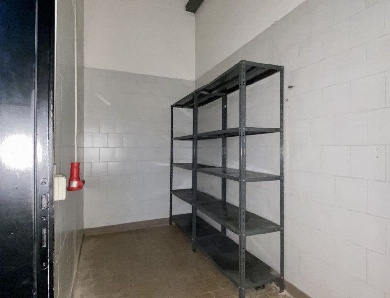 In una delle zone più strategiche di Vicenza proponiamo in vendita un ampio locale commerciale di...