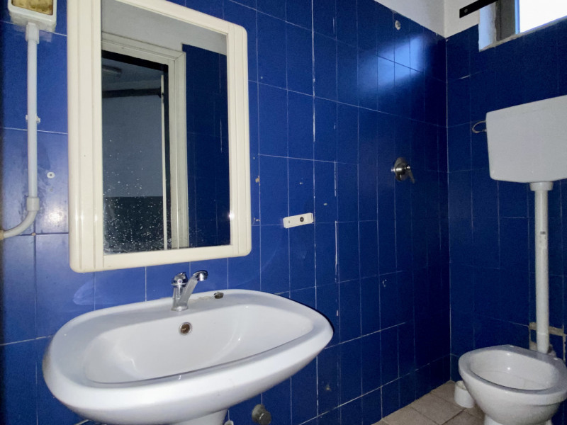 In una delle zone più strategiche di Vicenza proponiamo in vendita un ampio locale commerciale di...