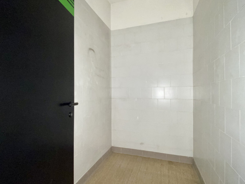 In una delle zone più strategiche di Vicenza proponiamo in vendita un ampio locale commerciale di...