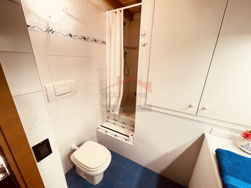 Ad Asiago, in posizione centrale, proponiamo in locazione appartamento che si sviluppa tra second...