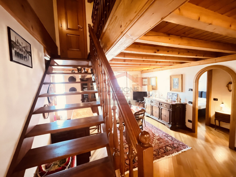 Ad Asiago, in posizione centrale, proponiamo in locazione appartamento che si sviluppa tra second...