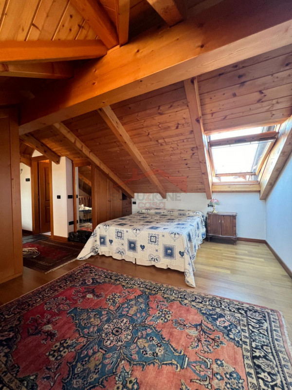 Ad Asiago, in posizione centrale, proponiamo in locazione appartamento che si sviluppa tra second...