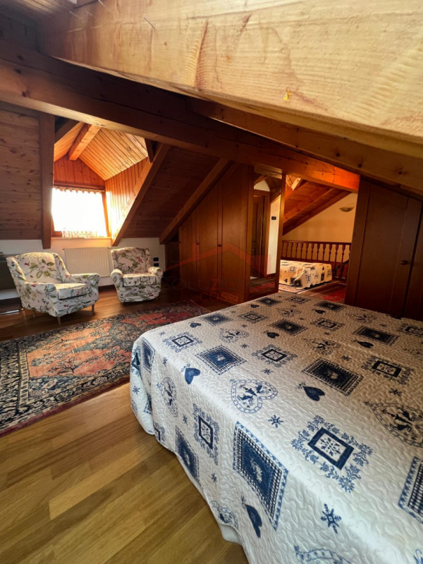 Ad Asiago, in posizione centrale, proponiamo in locazione appartamento che si sviluppa tra second...