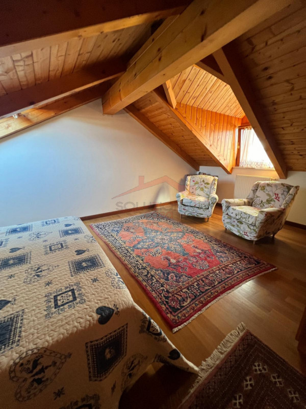 Ad Asiago, in posizione centrale, proponiamo in locazione appartamento che si sviluppa tra second...