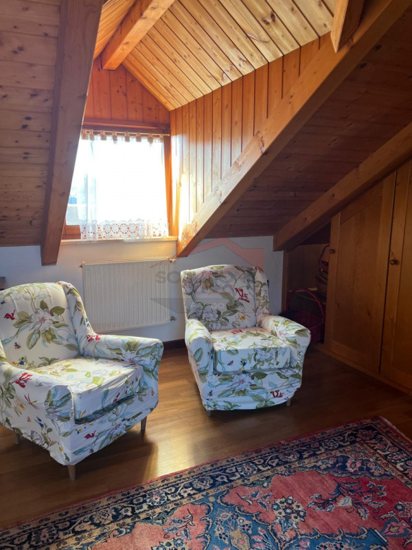 Ad Asiago, in posizione centrale, proponiamo in locazione appartamento che si sviluppa tra second...