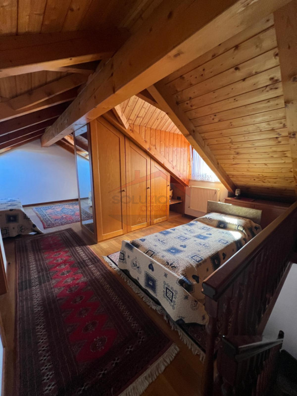 Ad Asiago, in posizione centrale, proponiamo in locazione appartamento che si sviluppa tra second...