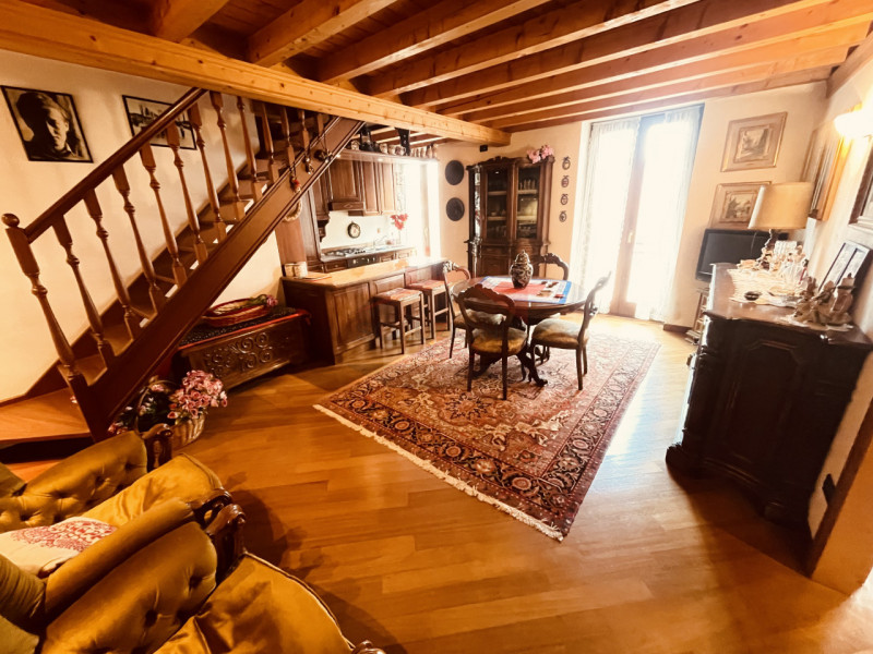 Ad Asiago, in posizione centrale, proponiamo in locazione appartamento che si sviluppa tra second...