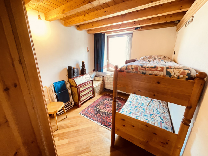 Ad Asiago, in posizione centrale, proponiamo in locazione appartamento che si sviluppa tra second...