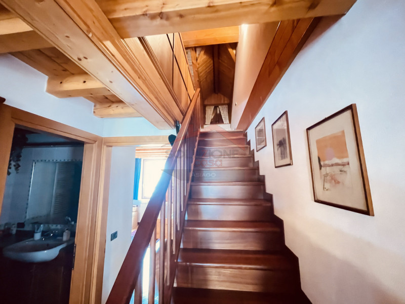 Ad Asiago, in posizione centrale, proponiamo in locazione appartamento che si sviluppa tra second...