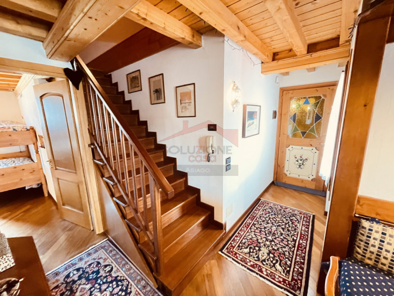 Ad Asiago, in posizione centrale, proponiamo in locazione appartamento che si sviluppa tra second...