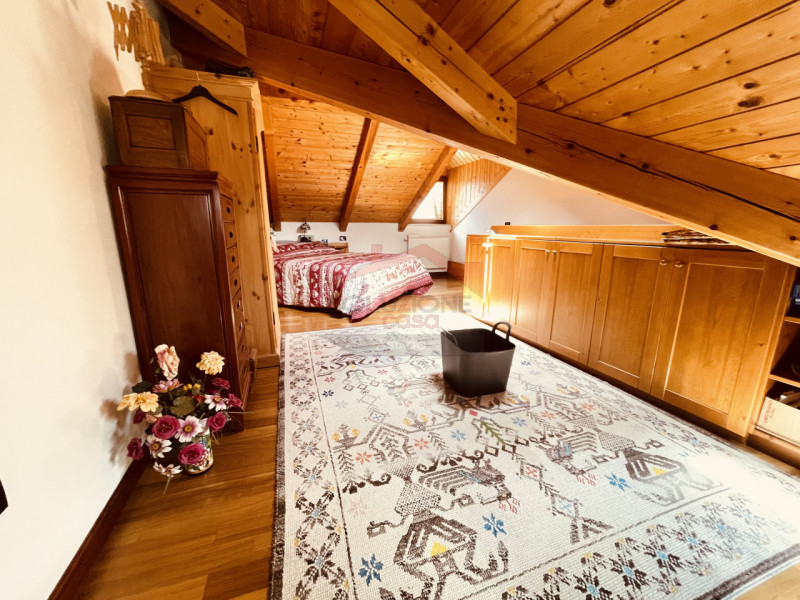 Ad Asiago, in posizione centrale, proponiamo in locazione appartamento che si sviluppa tra second...