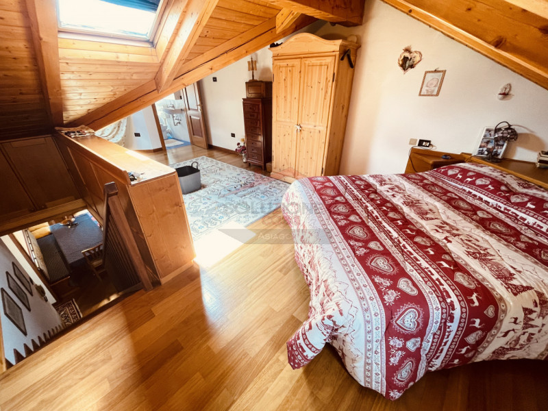 Ad Asiago, in posizione centrale, proponiamo in locazione appartamento che si sviluppa tra second...