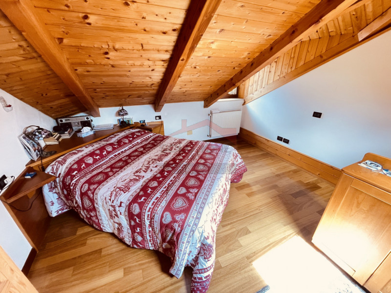 Ad Asiago, in posizione centrale, proponiamo in locazione appartamento che si sviluppa tra second...