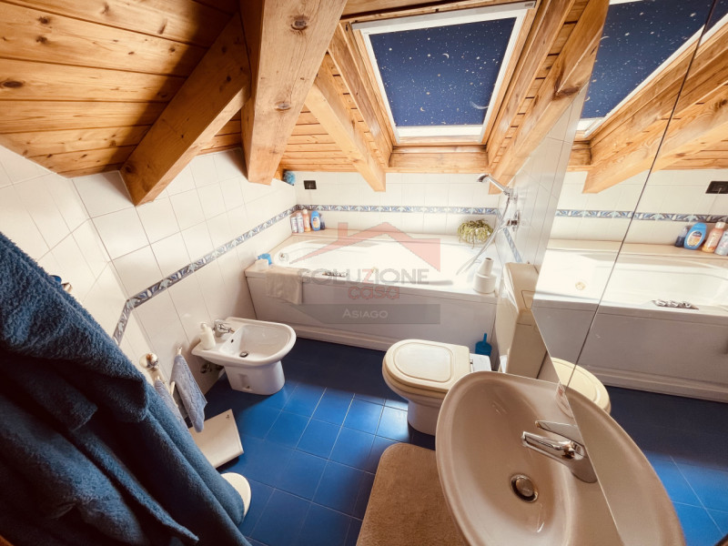 Ad Asiago, in posizione centrale, proponiamo in locazione appartamento che si sviluppa tra second...