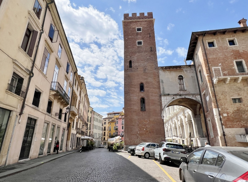 OTTIMO AMPIO MINI, BISERVIZI, BEN ARREDATO, COMPLETO DI ELETTRODOMESTICI E CON BEL TERRAZZO INTER...