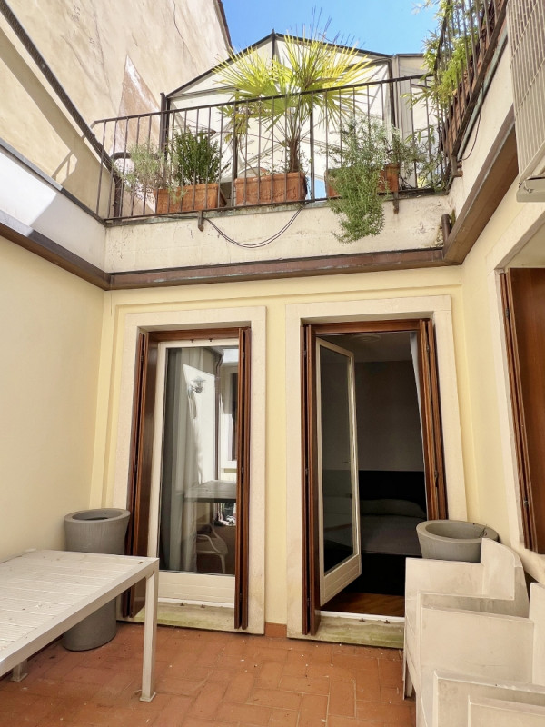 OTTIMO AMPIO MINI, BISERVIZI, BEN ARREDATO, COMPLETO DI ELETTRODOMESTICI E CON BEL TERRAZZO INTER...