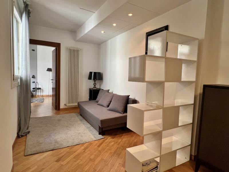 OTTIMO AMPIO MINI, BISERVIZI, BEN ARREDATO, COMPLETO DI ELETTRODOMESTICI E CON BEL TERRAZZO INTER...