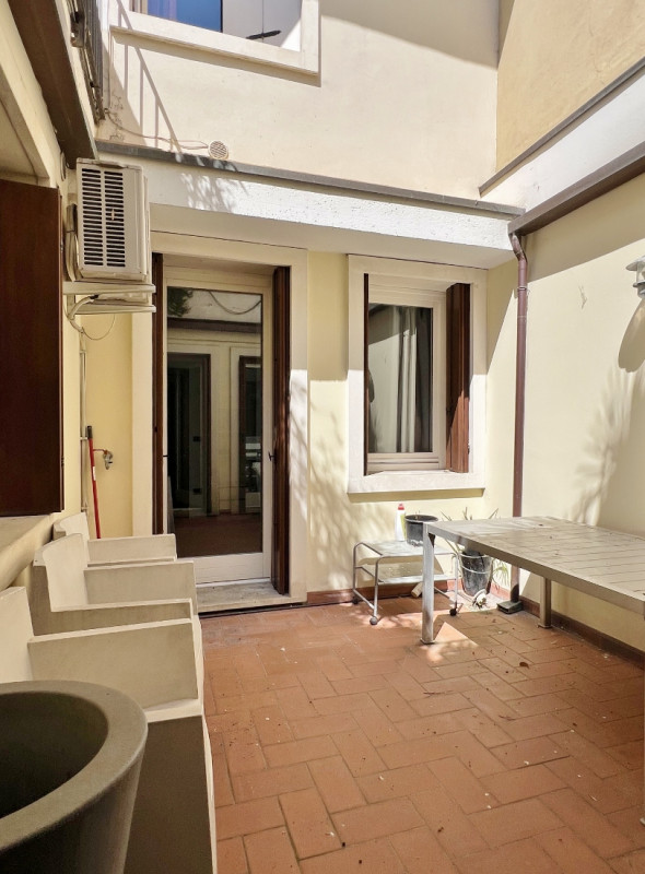 OTTIMO AMPIO MINI, BISERVIZI, BEN ARREDATO, COMPLETO DI ELETTRODOMESTICI E CON BEL TERRAZZO INTER...