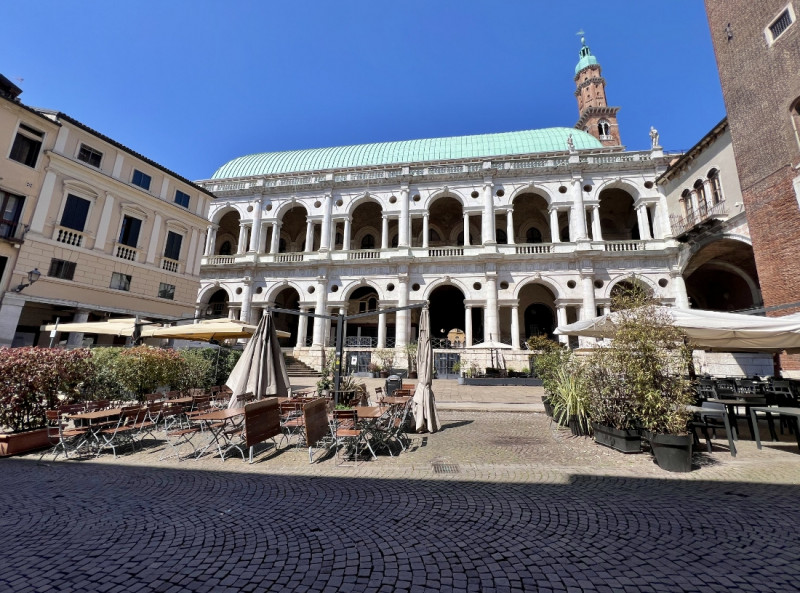 OTTIMO AMPIO MINI, BISERVIZI, BEN ARREDATO, COMPLETO DI ELETTRODOMESTICI E CON BEL TERRAZZO INTER...