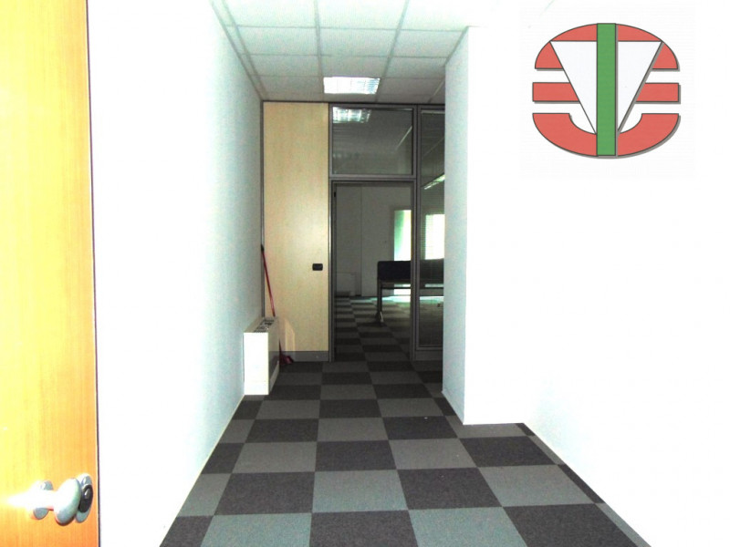 Stai cercando un ufficio spazioso e luminoso in ottima zona artigianale? Abbiamo quello che fa pe...