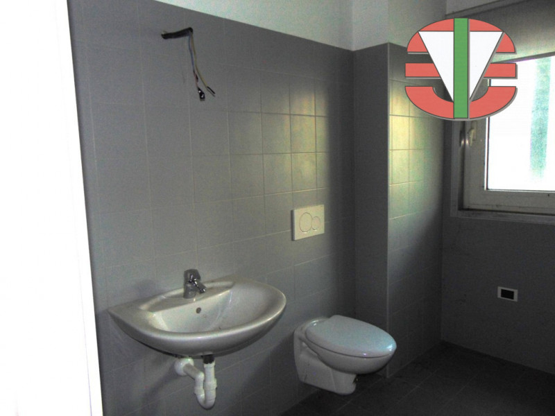 Stai cercando un ufficio spazioso e luminoso in ottima zona artigianale? Abbiamo quello che fa pe...