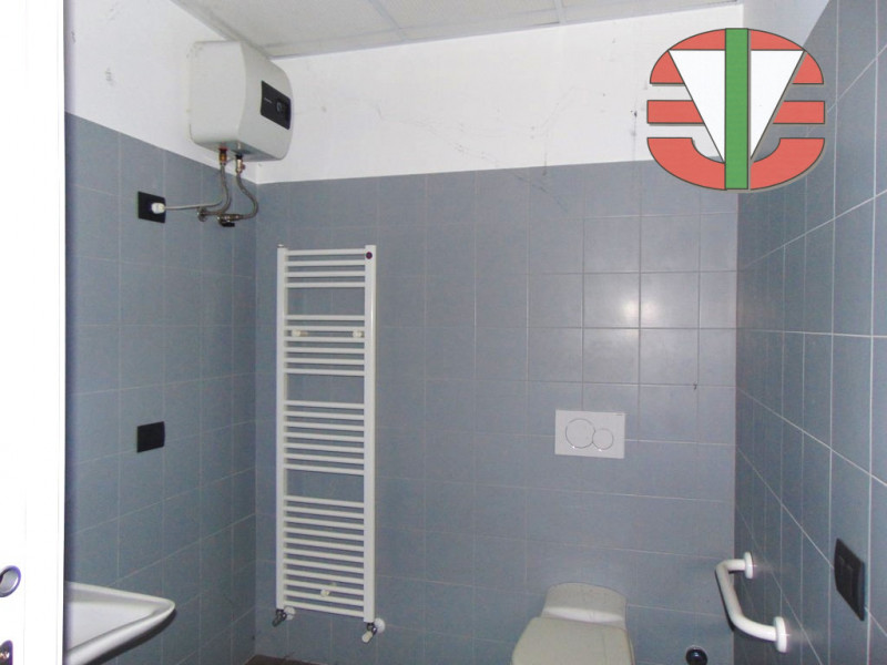 Stai cercando un ufficio spazioso e luminoso in ottima zona artigianale? Abbiamo quello che fa pe...