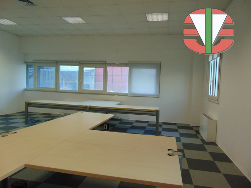 Stai cercando un ufficio spazioso e luminoso in una zona artigianale strategica? Abbiamo la soluz...