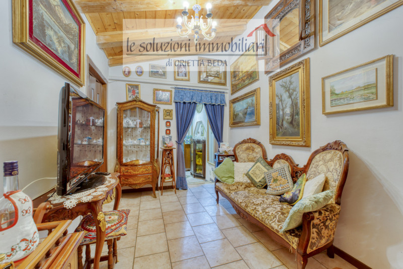 Polverara, a pochi minuti dal centro del paese, proponiamo in vendita una spaziosa casa accostata...