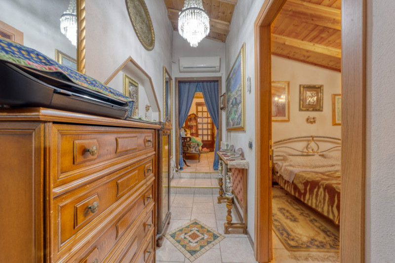 Polverara, a pochi minuti dal centro del paese, proponiamo in vendita una spaziosa casa accostata...