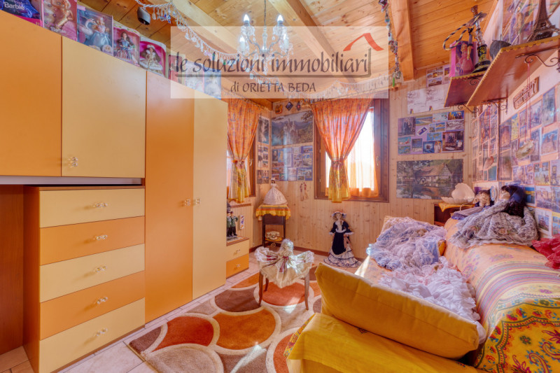 Polverara, a pochi minuti dal centro del paese, proponiamo in vendita una spaziosa casa accostata...