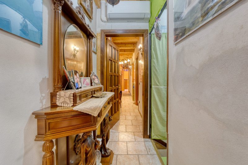 Polverara, a pochi minuti dal centro del paese, proponiamo in vendita una spaziosa casa accostata...