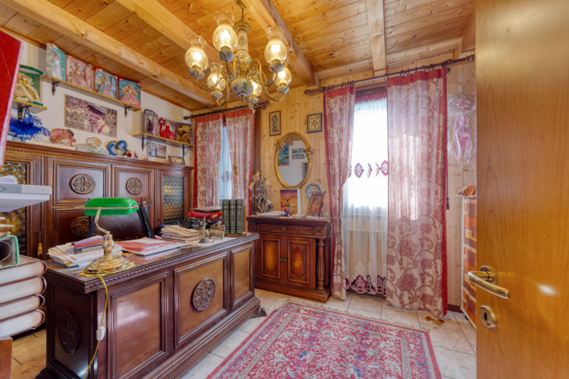 Polverara, a pochi minuti dal centro del paese, proponiamo in vendita una spaziosa casa accostata...