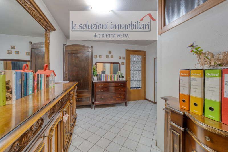 Polverara, a pochi minuti dal centro del paese, proponiamo in vendita una spaziosa casa accostata...