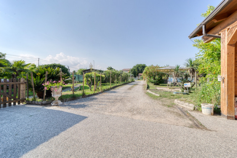 Polverara, a pochi minuti dal centro del paese, proponiamo in vendita una spaziosa casa accostata...