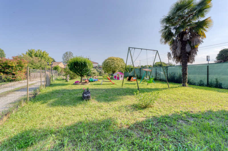 Polverara, a pochi minuti dal centro del paese, proponiamo in vendita una spaziosa casa accostata...