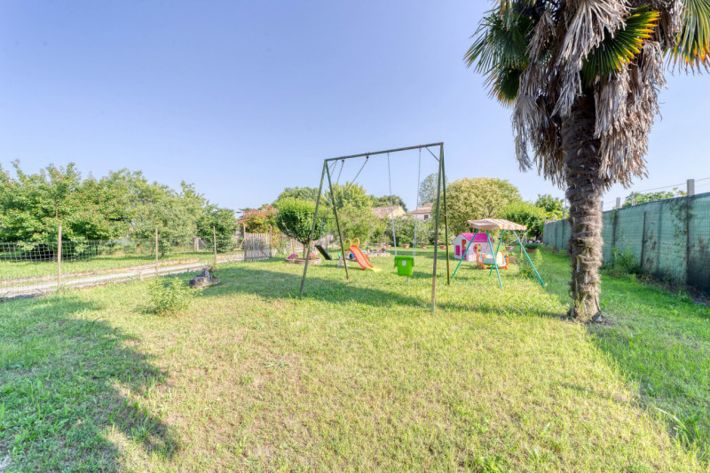 Polverara, a pochi minuti dal centro del paese, proponiamo in vendita una spaziosa casa accostata...