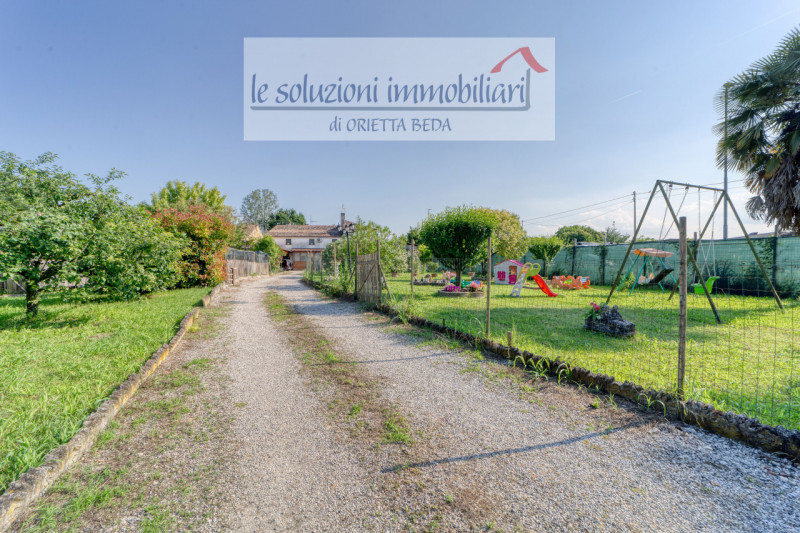 Polverara, a pochi minuti dal centro del paese, proponiamo in vendita una spaziosa casa accostata...