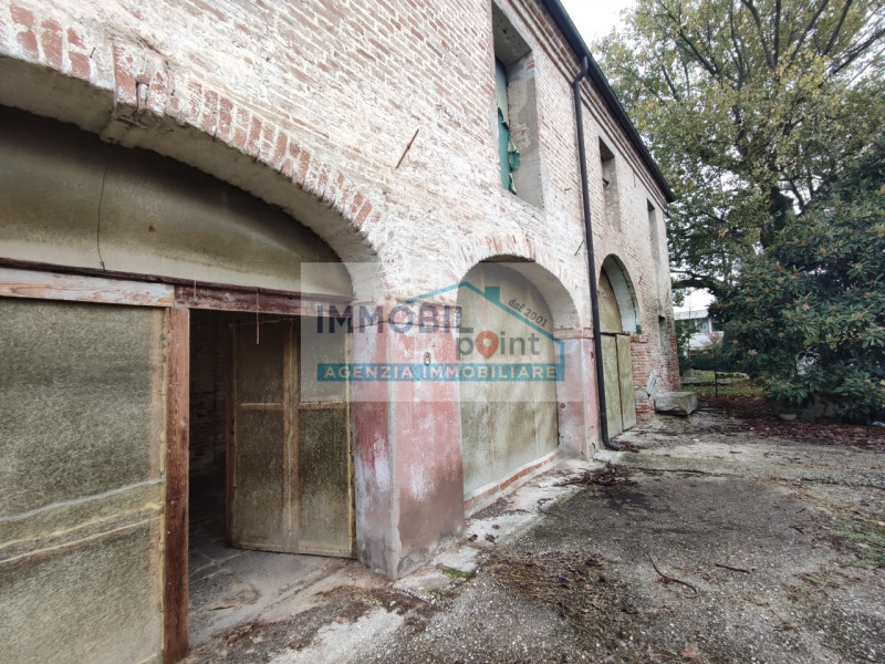 Nel cuore del rinomato quartiere Danovi a Tencarola di Selvazzano Dentro, presentiamo una straord...