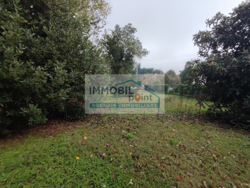 Nel cuore del rinomato quartiere Danovi a Tencarola di Selvazzano Dentro, presentiamo una straord...