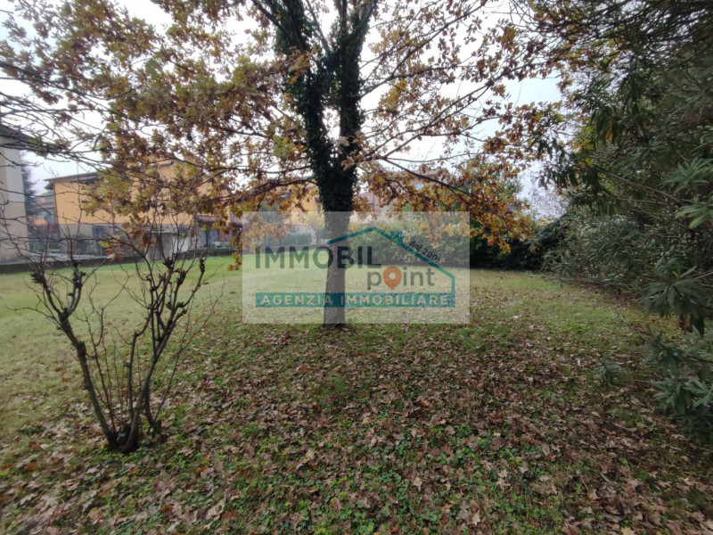 Nel cuore del rinomato quartiere Danovi a Tencarola di Selvazzano Dentro, presentiamo una straord...