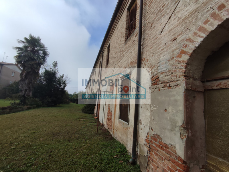 Nel cuore del rinomato quartiere Danovi a Tencarola di Selvazzano Dentro, presentiamo una straord...